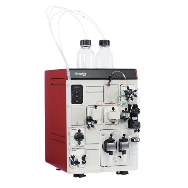 Système ÄKTA Go Cytiva en cours de purification de protéines grâce à la chromatographie liquide automatisée haute performance pour laboratoires scientifiques.