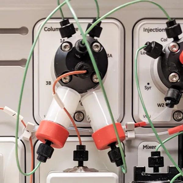 Modules et vannes de l'ÄKTA Go offrant une configuration flexible pour les applications de chromatographie liquide en laboratoire.