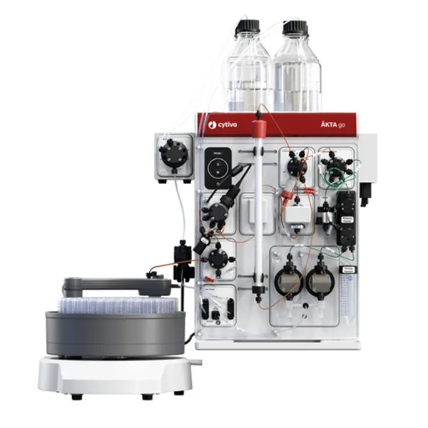 ÄKTA Go de Cytiva, système compact de chromatographie liquide FPLC pour la purification automatisée de protéines en laboratoire de recherche et biotechnologie.