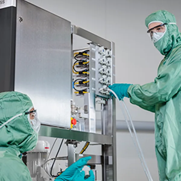 Équipement AKTA Process conçu pour les applications de purification à grande échelle dans les secteurs pharmaceutiques et biotechnologiques.