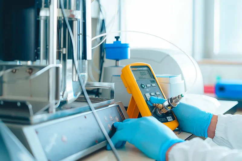 Utilisation d’un appareil de mesure portable connecté à un système de laboratoire, démontrant le contrôle qualité et la précision des équipements AKTA