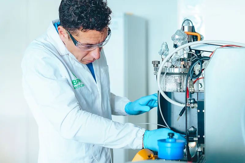 Ingénieur travaillant sur un système de bioprocédé en inox, illustrant les solutions techniques avancées de BPM Techcare en Suisse