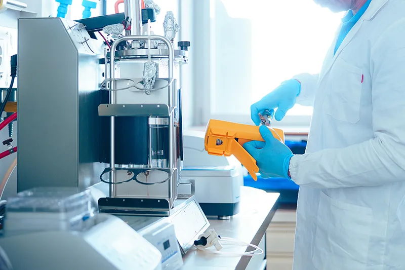 Interface de contrôle et appareil de mesure en laboratoire, illustrant la précision des instruments scientifiques utilisés par BPM Techcare
